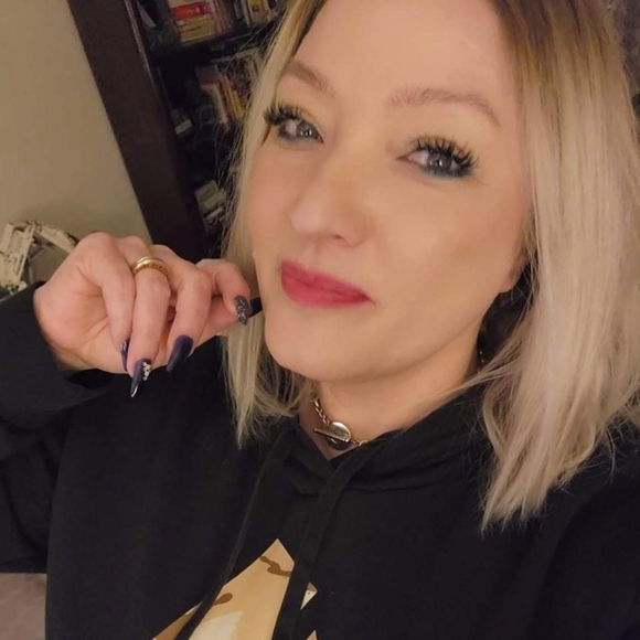 Meet your Posher, Amy - Picture 2 of 2